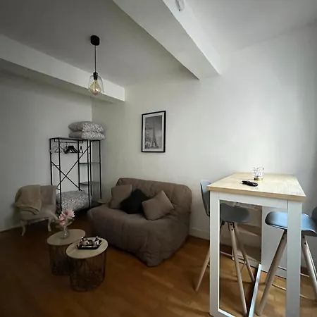 Les D'albatre, Le 44 Apartment *