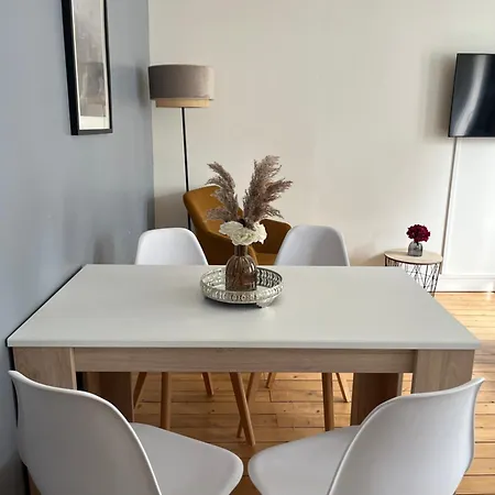 Les D'albatre, Le 44 Apartment *